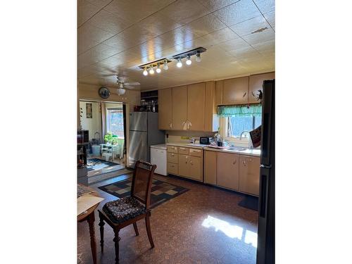 1005 Railway Boulevard, Creston, BC - Indoor Photo Showing Kitchen With Double Sink