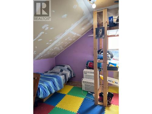 1005 Railway Boulevard, Creston, BC - Indoor Photo Showing Bedroom