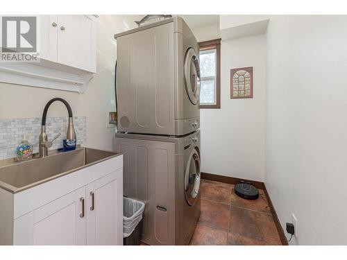 1571 20 Avenue Ne, Salmon Arm, BC - Indoor Photo Showing Laundry Room