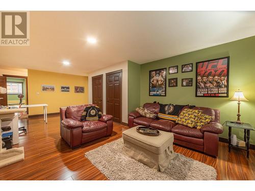 1571 20 Avenue Ne, Salmon Arm, BC - Indoor Photo Showing Living Room