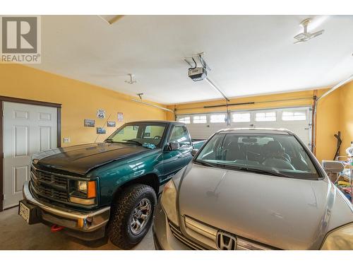 1571 20 Avenue Ne, Salmon Arm, BC - Indoor Photo Showing Garage