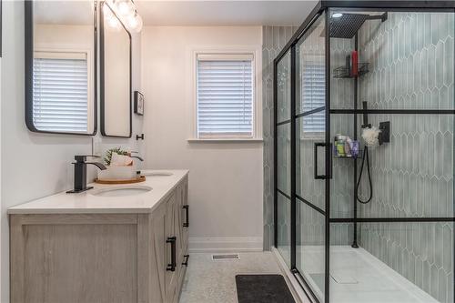 593 Beach Boulevard, Hamilton, ON - Indoor Photo Showing Bathroom