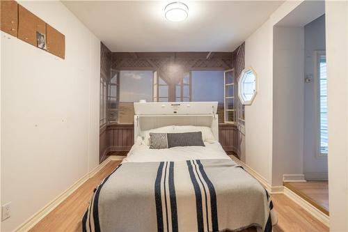 Bedroom - 593 Beach Boulevard, Hamilton, ON - Indoor Photo Showing Bedroom