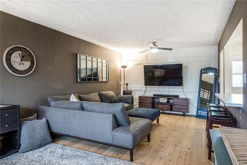 2134 Harris Crescent, Burlington, ON - Indoor Photo Showing Living Room