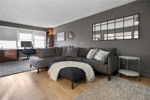 2134 Harris Crescent, Burlington, ON - Indoor Photo Showing Living Room