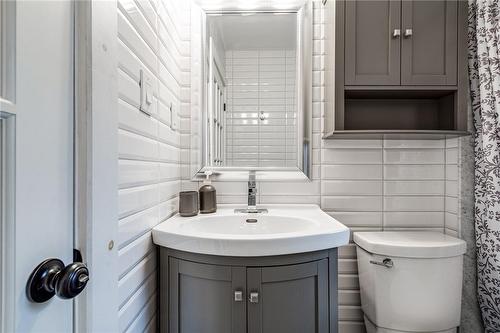 2134 Harris Crescent, Burlington, ON - Indoor Photo Showing Bathroom