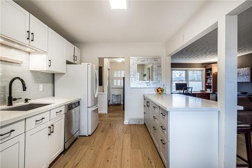 2134 Harris Crescent, Burlington, ON - Indoor Photo Showing Kitchen With Upgraded Kitchen