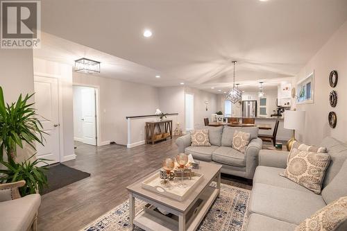 545 Franco Avenue, Sarnia, ON - Indoor Photo Showing Living Room