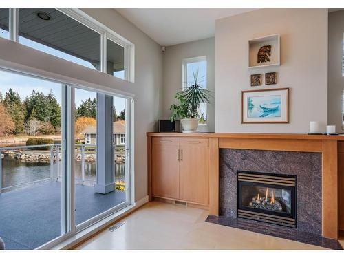 1395 Saturna Dr, Parksville, BC - Indoor With Fireplace