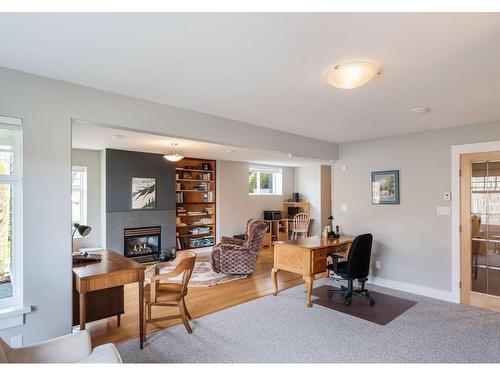 1395 Saturna Dr, Parksville, BC - Indoor With Fireplace