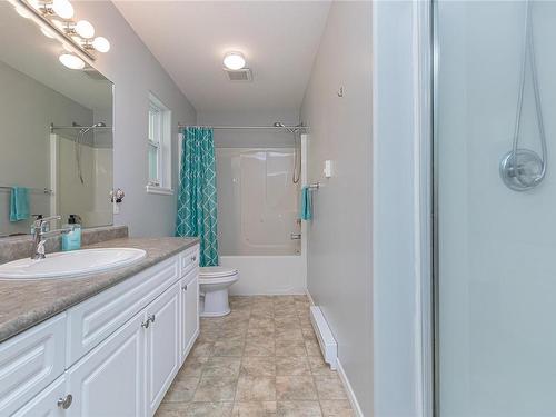 568 Hazelwood Pl, Qualicum Beach, BC - Indoor Photo Showing Bathroom