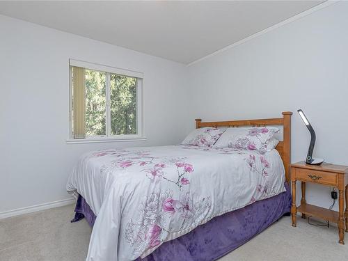 568 Hazelwood Pl, Qualicum Beach, BC - Indoor Photo Showing Bedroom