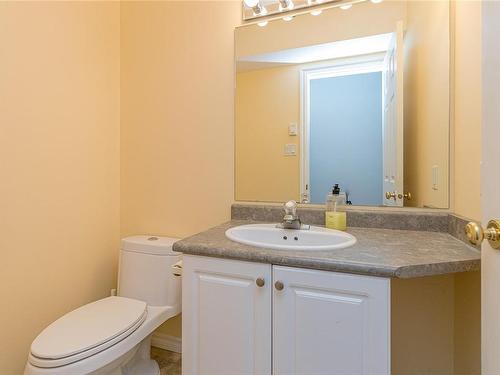 568 Hazelwood Pl, Qualicum Beach, BC - Indoor Photo Showing Bathroom