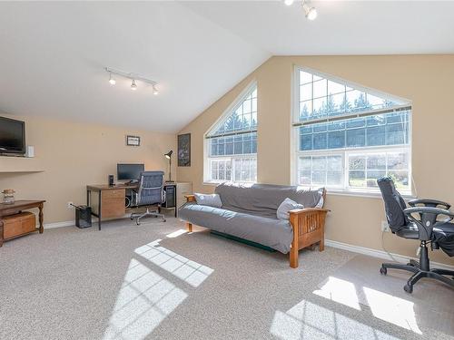 568 Hazelwood Pl, Qualicum Beach, BC - Indoor Photo Showing Living Room