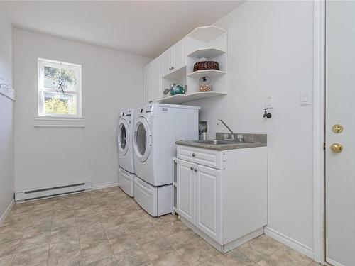 568 Hazelwood Pl, Qualicum Beach, BC - Indoor Photo Showing Laundry Room
