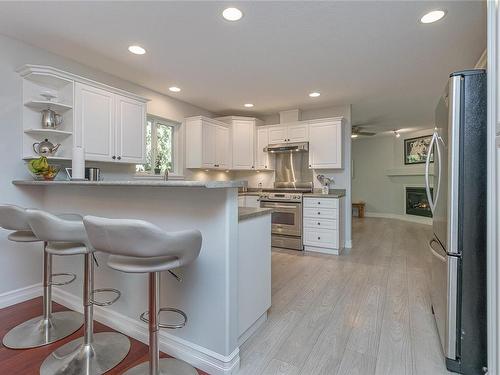 568 Hazelwood Pl, Qualicum Beach, BC - Indoor Photo Showing Kitchen With Upgraded Kitchen
