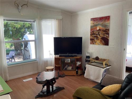1480 North Rd, Gabriola Island, BC - Indoor Photo Showing Living Room