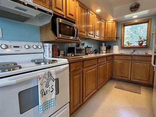 602-604 Government Road, Rainy River, ON - Indoor Photo Showing Kitchen