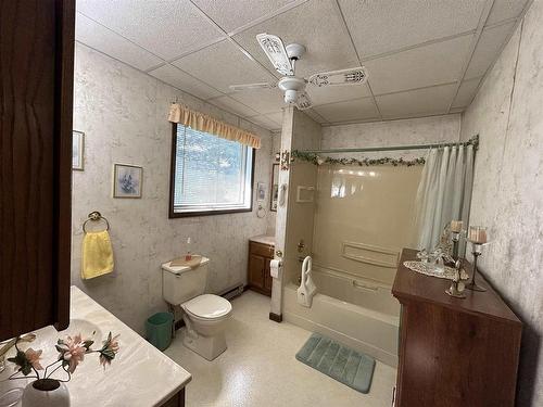 602-604 Government Road, Rainy River, ON - Indoor Photo Showing Bathroom