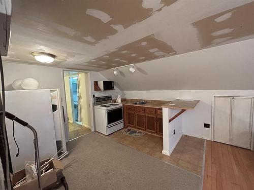 602-604 Government Road, Rainy River, ON - Indoor Photo Showing Kitchen