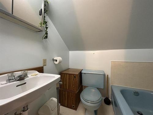 602-604 Government Road, Rainy River, ON - Indoor Photo Showing Bathroom