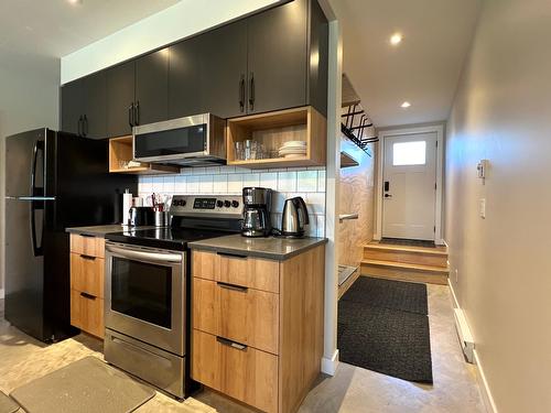 221 Stemwinder Drive, Kimberley, BC - Indoor Photo Showing Kitchen