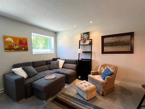 221 Stemwinder Drive, Kimberley, BC - Indoor Photo Showing Living Room