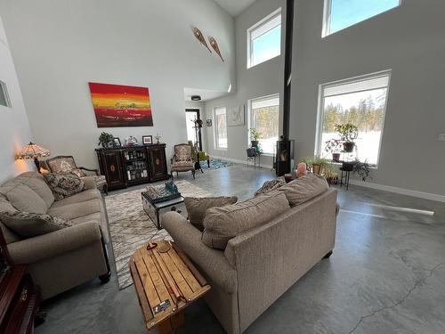 221 Stemwinder Drive, Kimberley, BC - Indoor Photo Showing Living Room