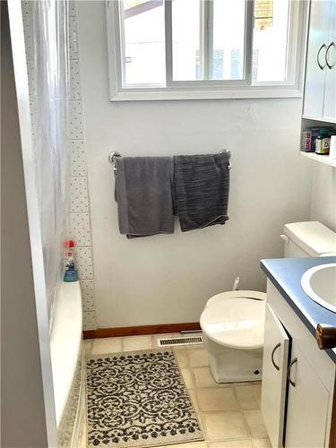 32 Spoonbill Crescent, Thompson, MB - Indoor Photo Showing Bathroom