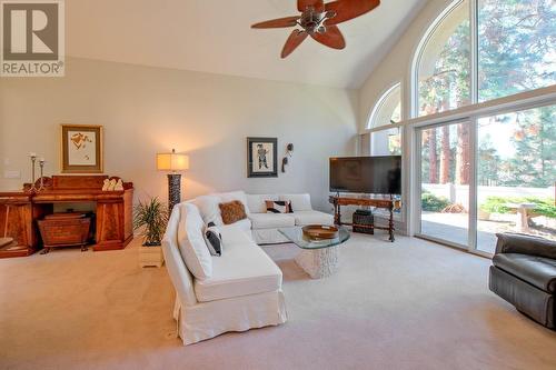 4020 Gallaghers Terrace, Kelowna, BC - Indoor Photo Showing Living Room
