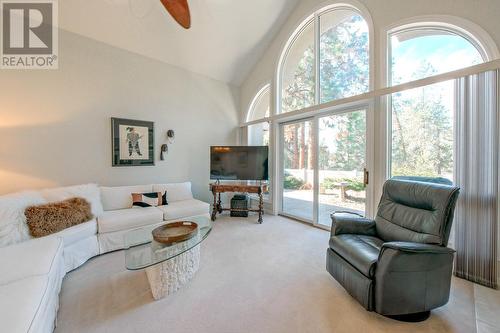 4020 Gallaghers Terrace, Kelowna, BC - Indoor Photo Showing Living Room