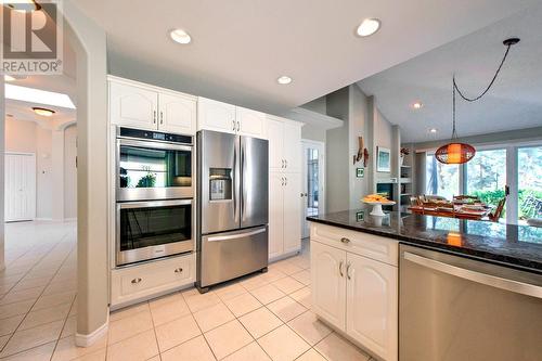 4020 Gallaghers Terrace, Kelowna, BC - Indoor Photo Showing Kitchen