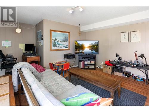 835 Rumney Road, West Kelowna, BC - Indoor Photo Showing Living Room