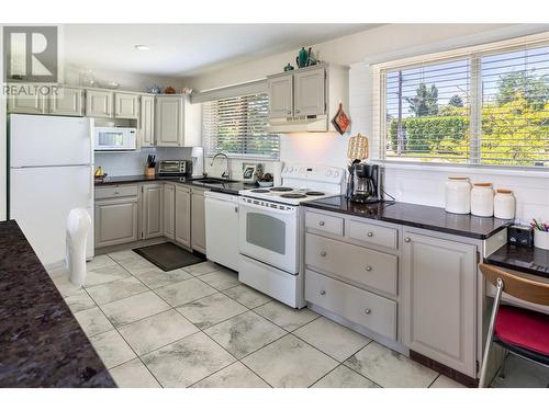 835 Rumney Road, West Kelowna, BC - Indoor Photo Showing Kitchen
