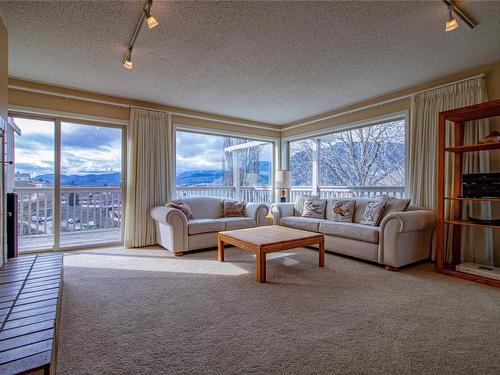 174 Spruce Place, Penticton, BC - Indoor Photo Showing Living Room