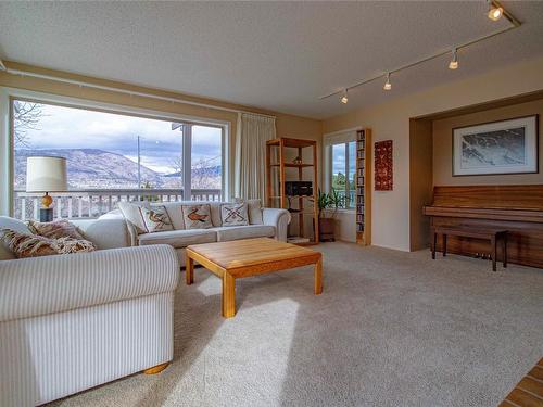 174 Spruce Place, Penticton, BC - Indoor Photo Showing Living Room