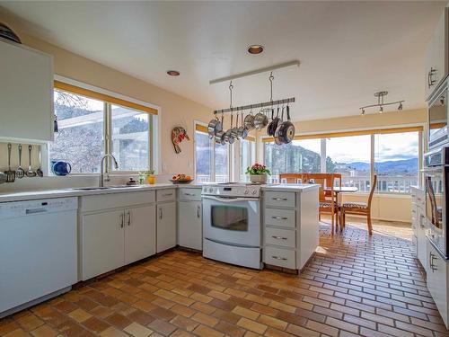 174 Spruce Place, Penticton, BC - Indoor Photo Showing Kitchen