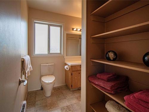 174 Spruce Place, Penticton, BC - Indoor Photo Showing Bathroom