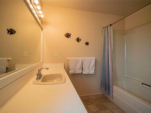 174 Spruce Place, Penticton, BC - Indoor Photo Showing Bathroom