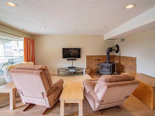 174 Spruce Place, Penticton, BC - Indoor Photo Showing Living Room With Fireplace