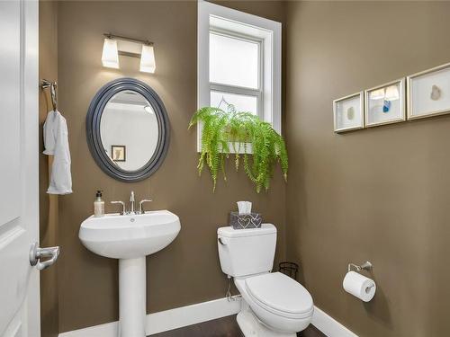 678 Peridot Court, Kelowna, BC - Indoor Photo Showing Bathroom