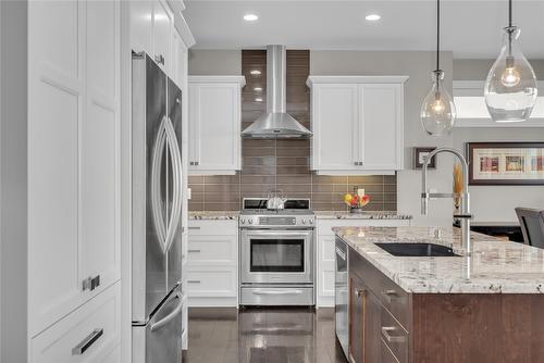678 Peridot Court, Kelowna, BC - Indoor Photo Showing Kitchen With Upgraded Kitchen