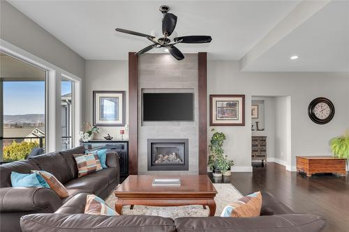 678 Peridot Court, Kelowna, BC - Indoor Photo Showing Living Room With Fireplace