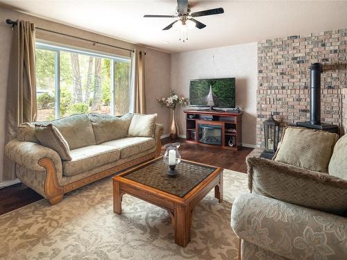1635 Blackwood Drive, West Kelowna, BC - Indoor Photo Showing Living Room