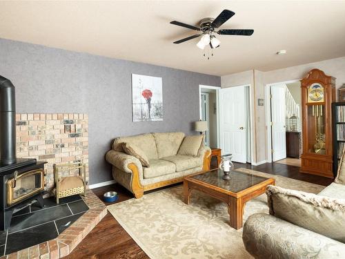 1635 Blackwood Drive, West Kelowna, BC - Indoor Photo Showing Living Room