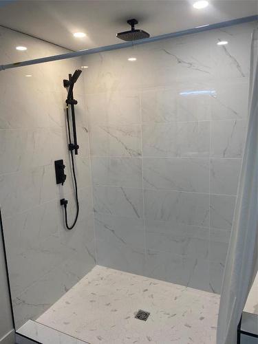 6803 Toledo Drive, Kelowna, BC - Indoor Photo Showing Bathroom