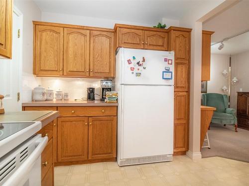 1421 Lombardy Square, Kelowna, BC - Indoor Photo Showing Kitchen