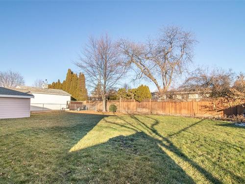1421 Lombardy Square, Kelowna, BC - Outdoor