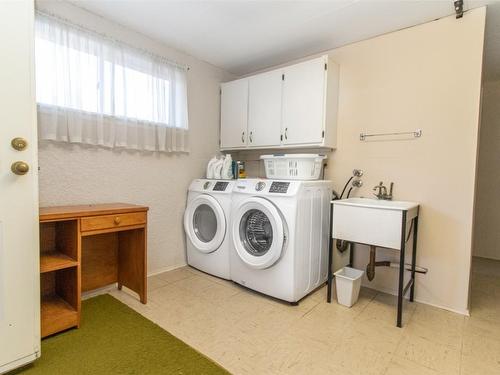 1421 Lombardy Square, Kelowna, BC - Indoor Photo Showing Laundry Room