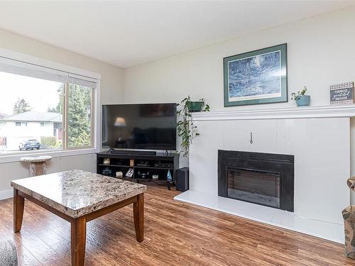 431 Arbutus Ave West, Duncan, BC - Indoor Photo Showing Living Room With Fireplace